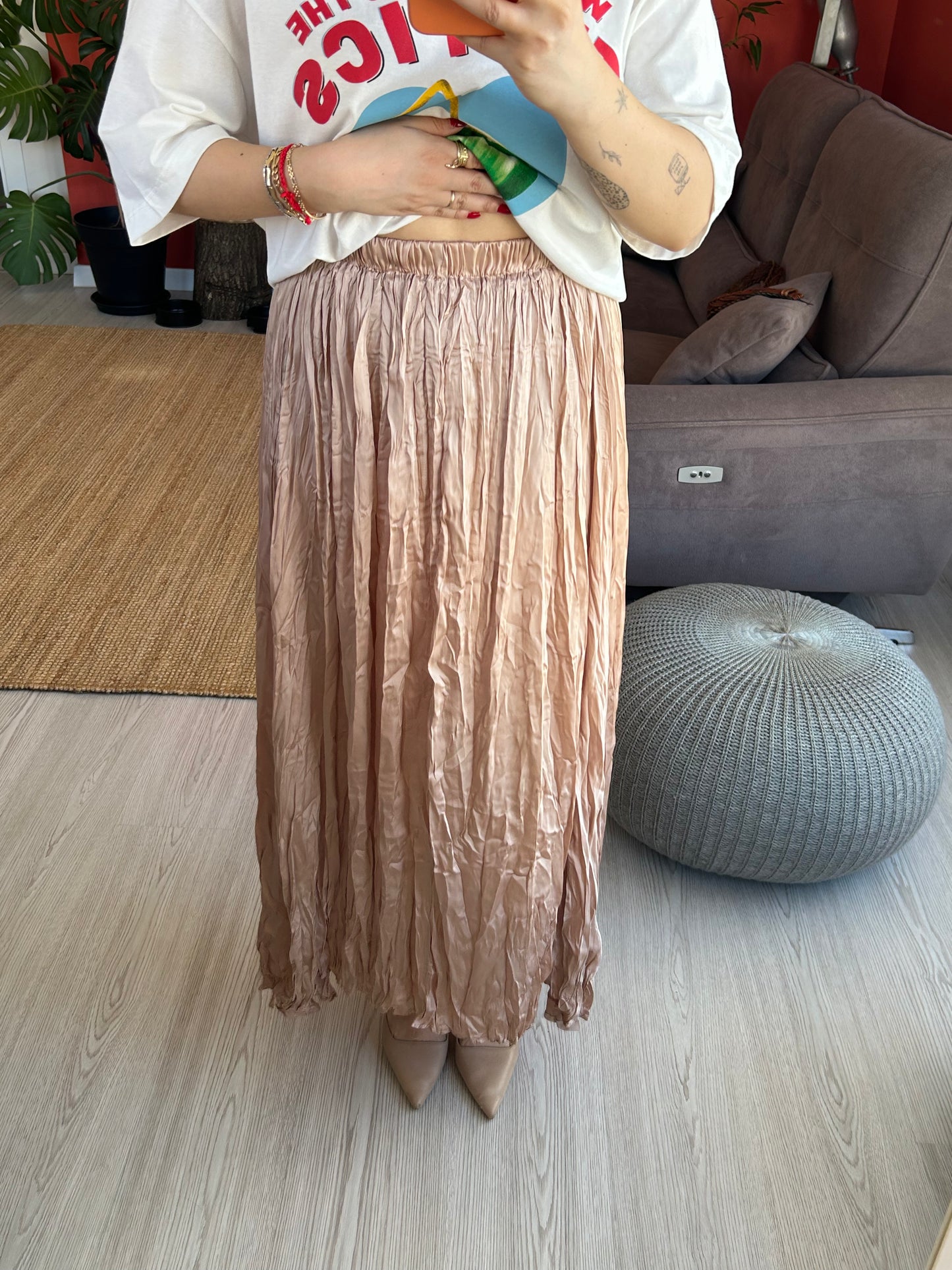 Kadın Saten Etek – Bej Renk Hafif ve Dökümlü Günlük Stil