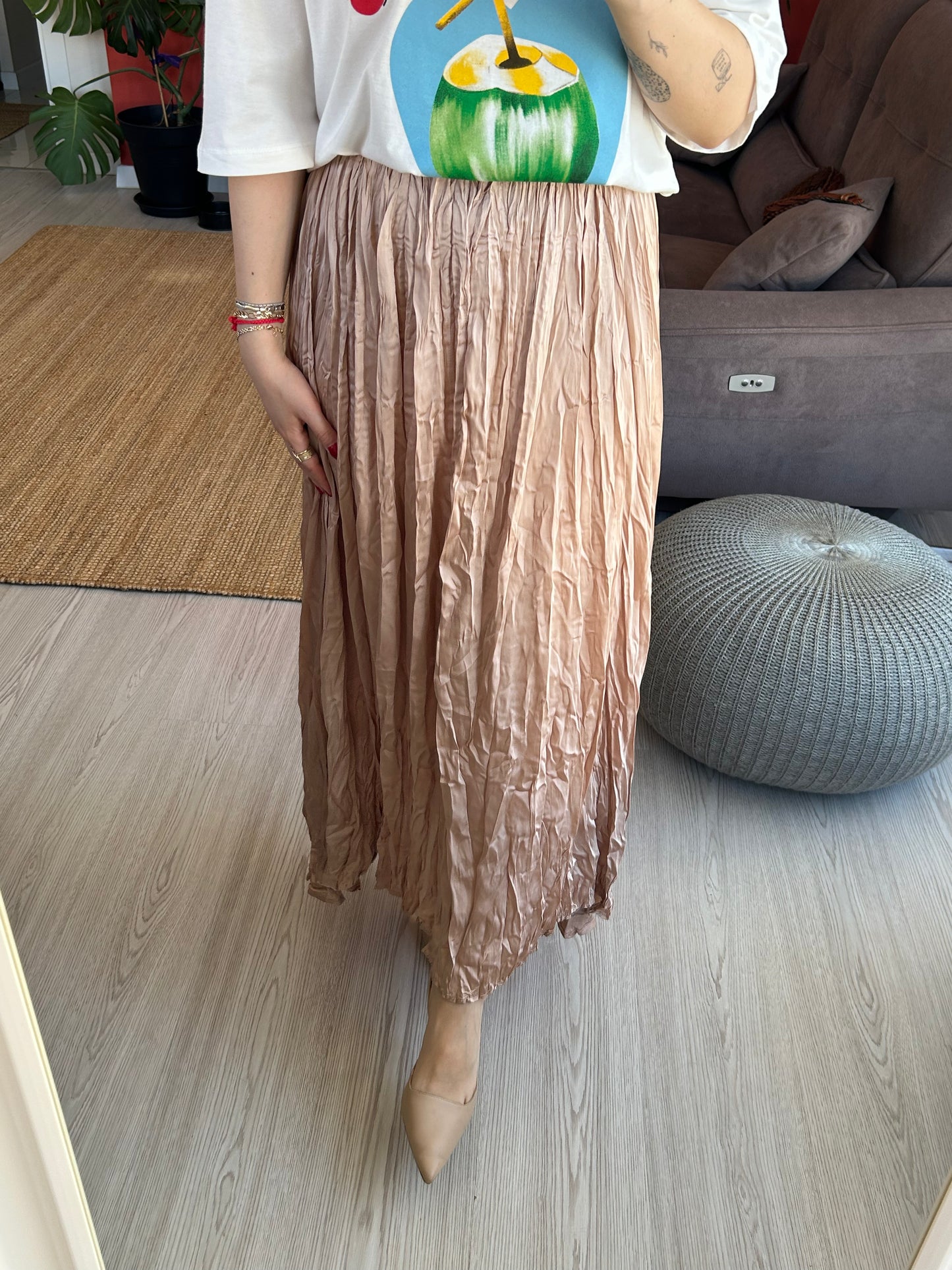 Kadın Saten Etek – Bej Renk Hafif ve Dökümlü Günlük Stil