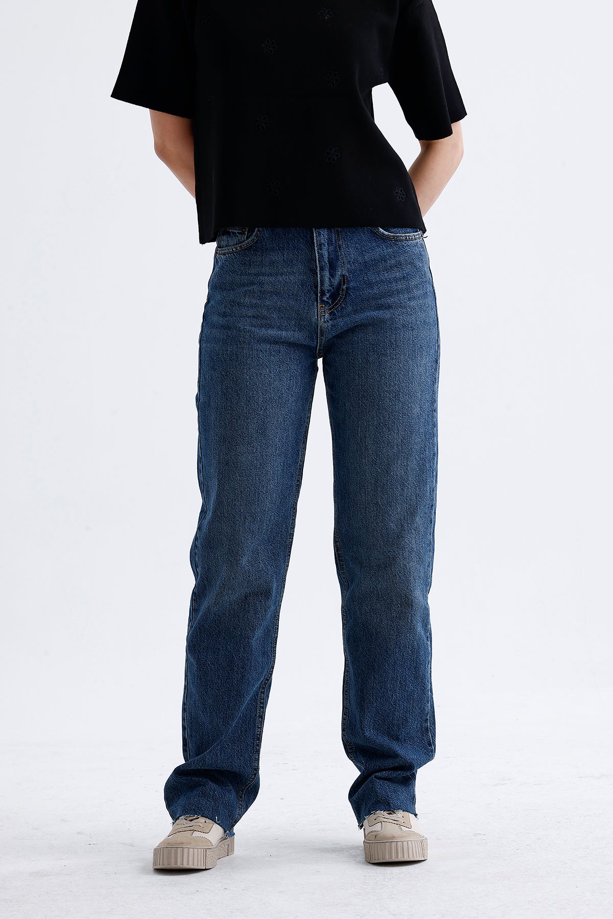 Kadın Düz Kesim Kot Pantolon – Straight Fit Rahat Denim Stil