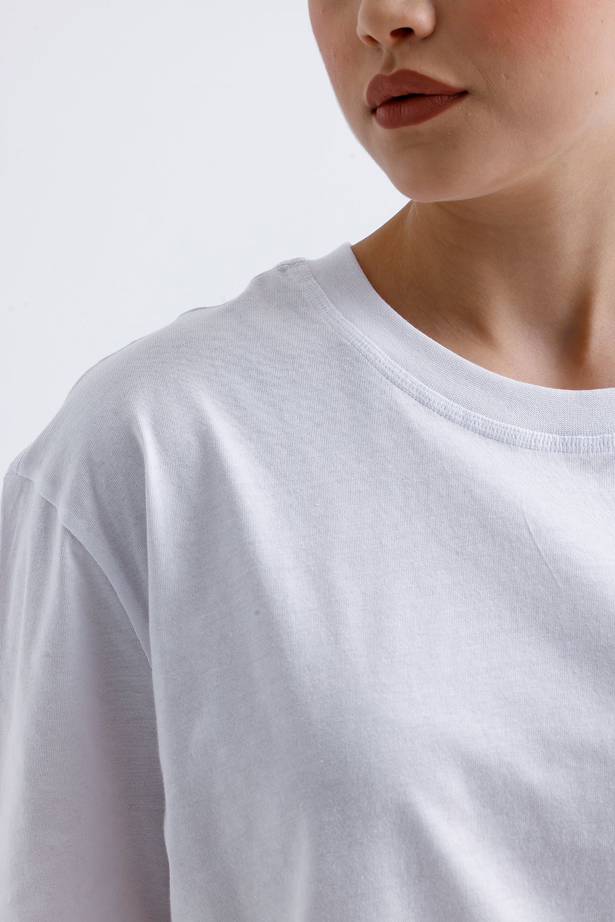 Kadın Oversize Tişört – Beyaz Pamuklu Esnek Kumaş Rahat Stil