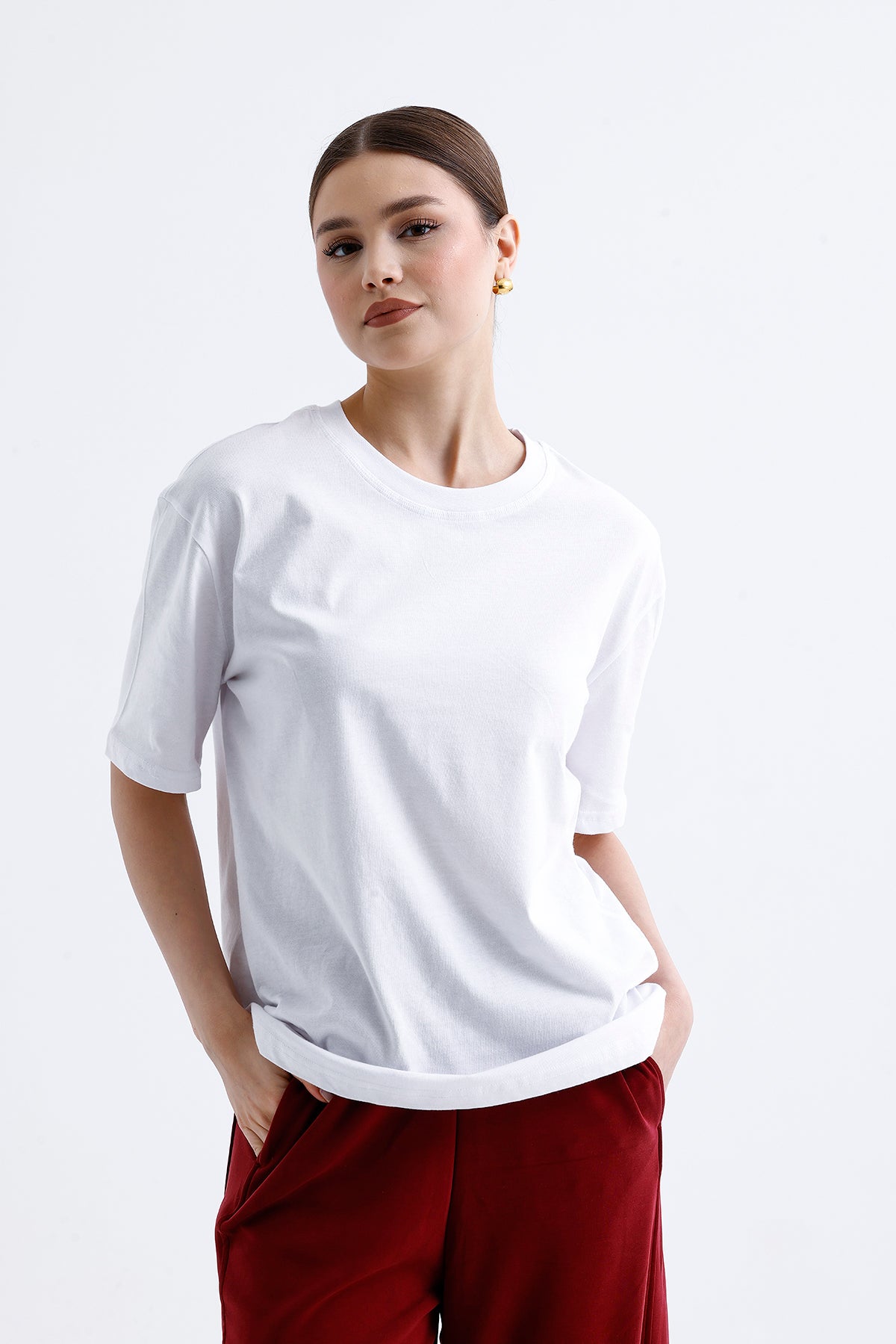 Kadın Oversize Tişört – Beyaz Pamuklu Esnek Kumaş Rahat Stil