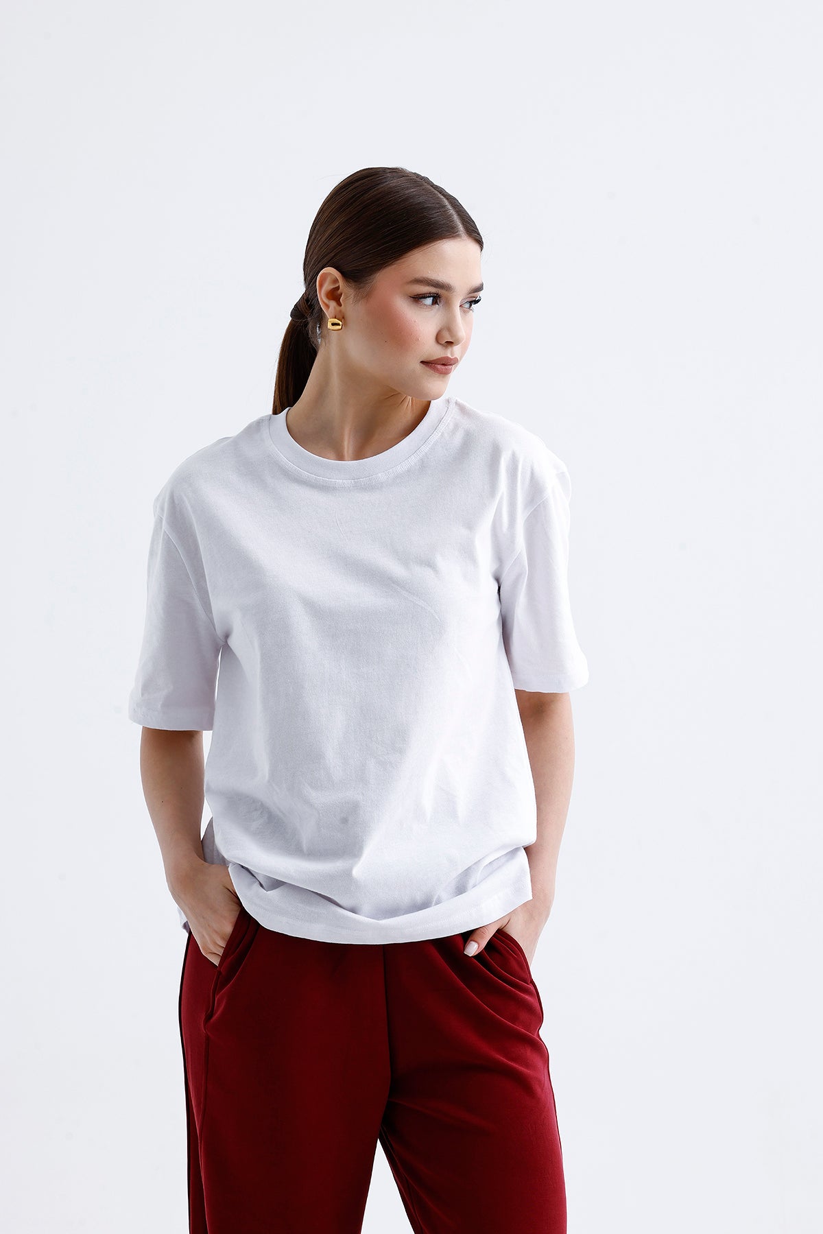 Kadın Oversize Tişört – Beyaz Pamuklu Esnek Kumaş Rahat Stil