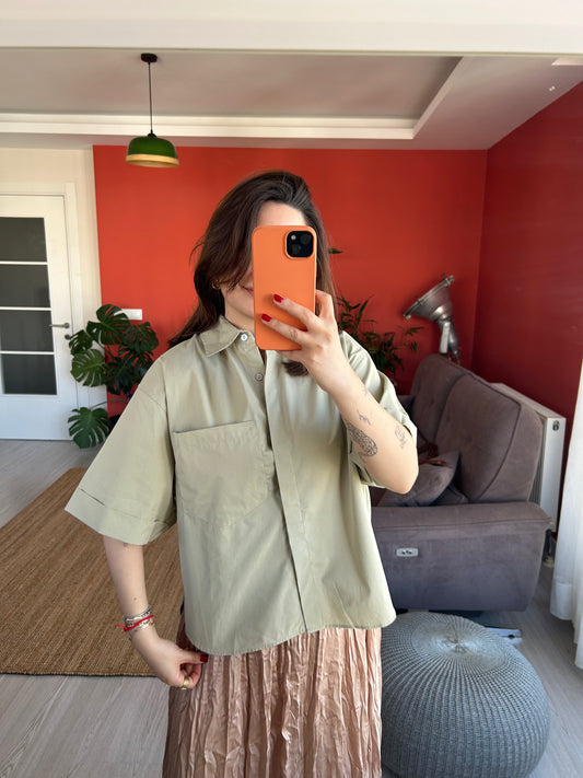 Kadın Poplin Gömlek – Haki Renk Kısa Kollu Klasik Stil