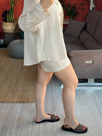 Kahverengi Çizgili Keten Takım – Kemerli Rahat Stil