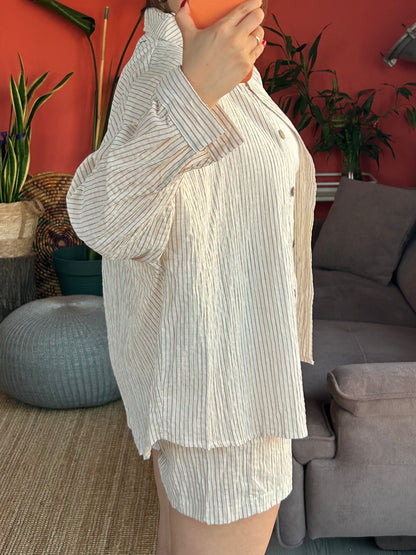 Kahverengi Çizgili Keten Takım – Kemerli Rahat Stil