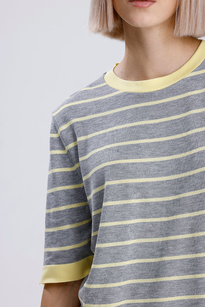 Kadın Triko Tişört – Sarı Çizgili Gri Renk Kısa Kollu Yuvarlak Yaka