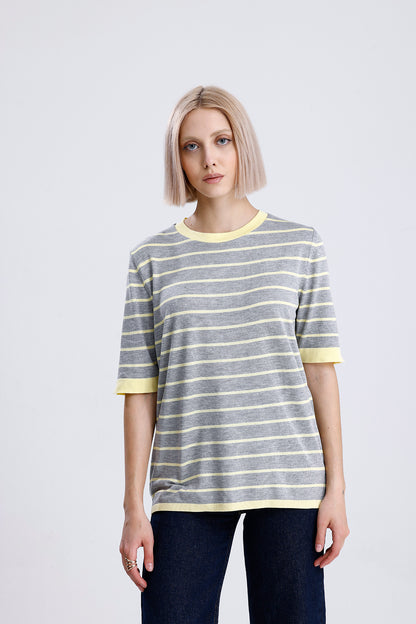 Kadın Triko Tişört – Sarı Çizgili Gri Renk Kısa Kollu Yuvarlak Yaka