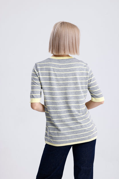 Kadın Triko Tişört – Sarı Çizgili Gri Renk Kısa Kollu Yuvarlak Yaka