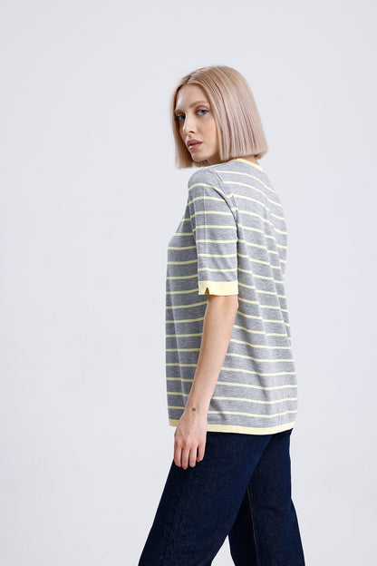 Kadın Triko Tişört – Sarı Çizgili Gri Renk Kısa Kollu Yuvarlak Yaka