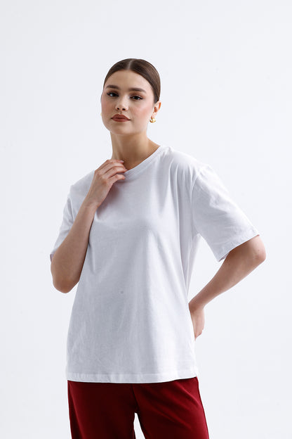 Kadın Oversize Tişört – Beyaz Pamuklu Esnek Kumaş Rahat Stil