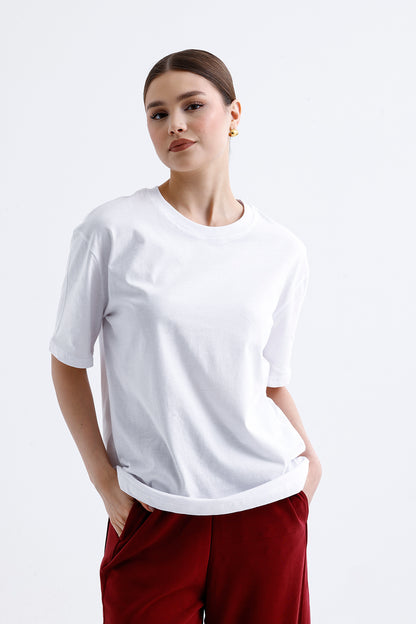 Kadın Oversize Tişört – Beyaz Pamuklu Esnek Kumaş Rahat Stil
