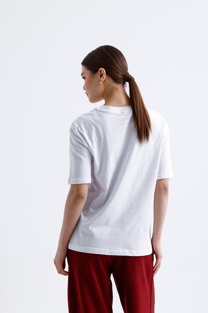Kadın Oversize Tişört – Beyaz Pamuklu Esnek Kumaş Rahat Stil