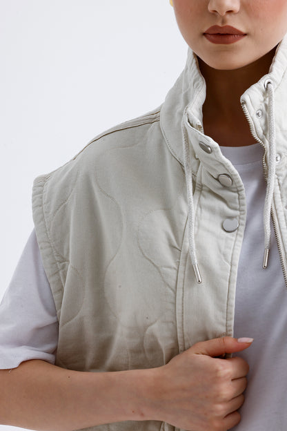 Kadın Kapitone Yelek – Bej Renk Hafif ve Şık Dış Giyim