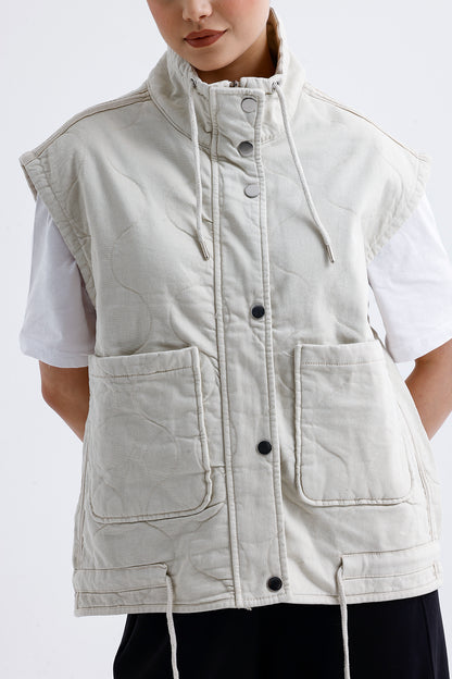 Kadın Kapitone Yelek – Bej Renk Hafif ve Şık Dış Giyim